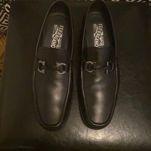 Barely worn 9EE Ferragamo loafers black